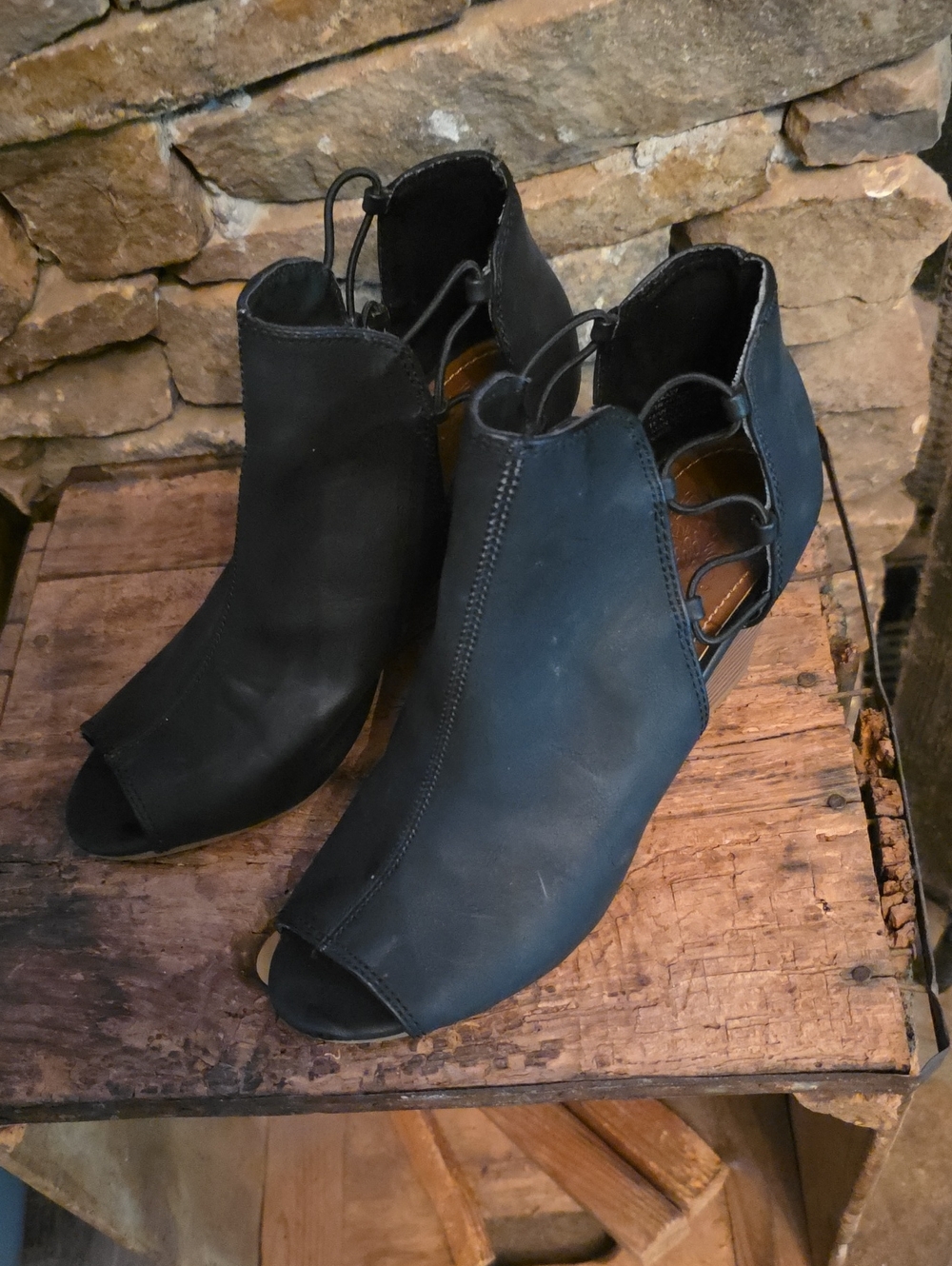 Women's Black Open-Toe Mule Clogs with Side Cutouts